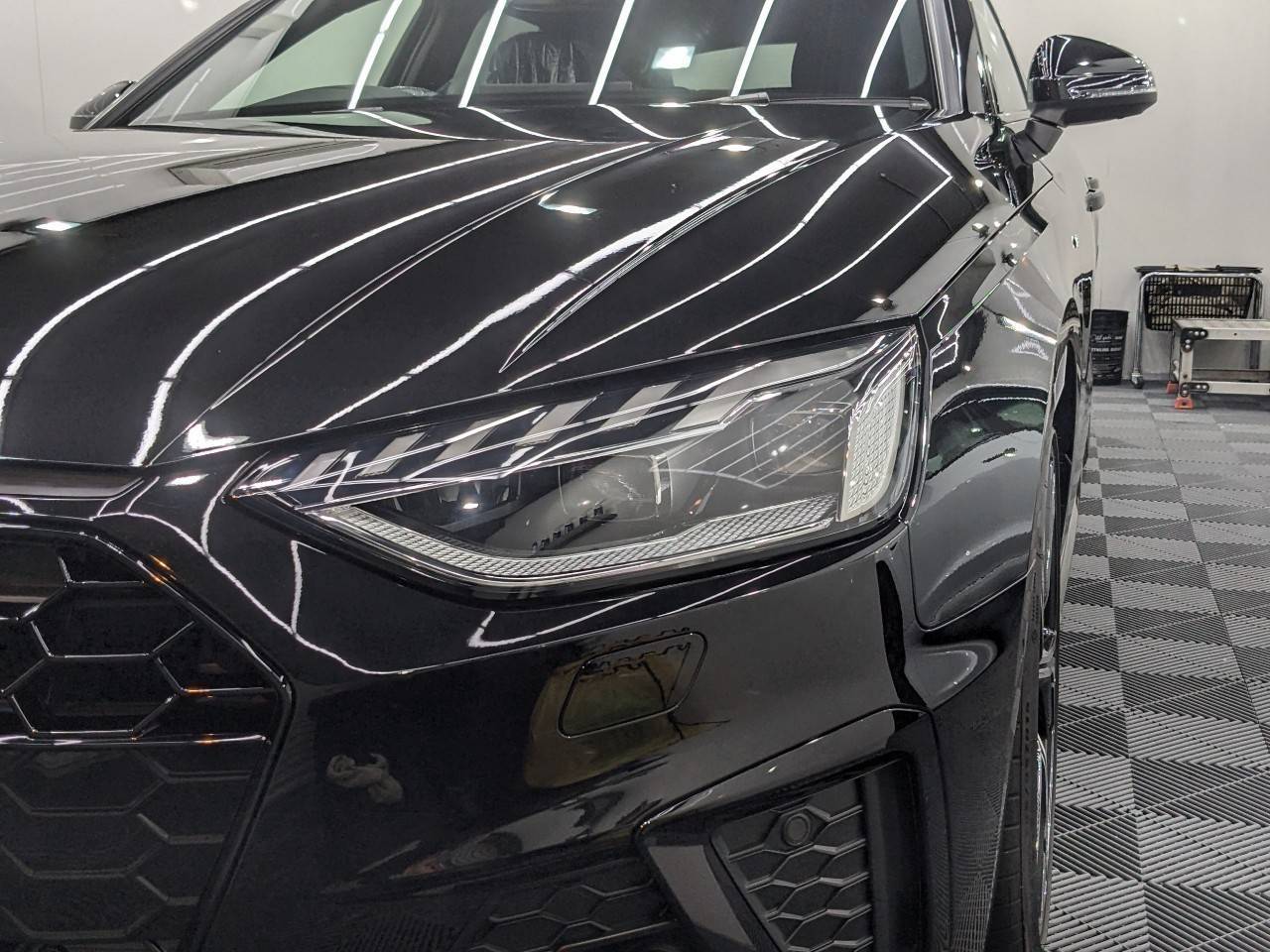 Audi A4 Avant 純正グリル　一部社外品付 Audi（アウディ） A4 Sライン 2020〜 ラジエーター グリル フロント