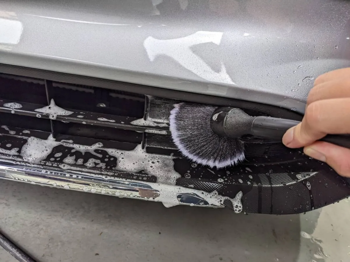 新車の細部洗浄方法