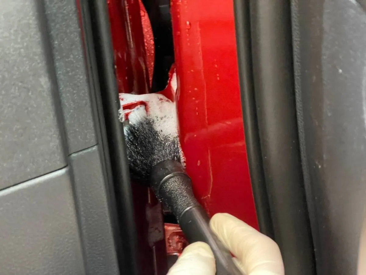 新車時のグリスは取り過ぎるとキシみ音が出てしまうので、あくまで余剰分(オーバーグリス)だけを取り除くように洗浄します