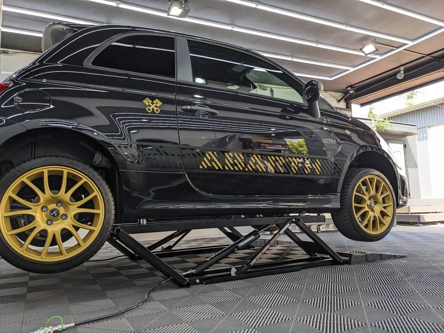 ABARTH695 75°ANNIVIVERSARIO /アバルト６９５　７５°アニヴェルサーリオのホイール両面とキャリパーコーティング施工例/東京都大田区N様