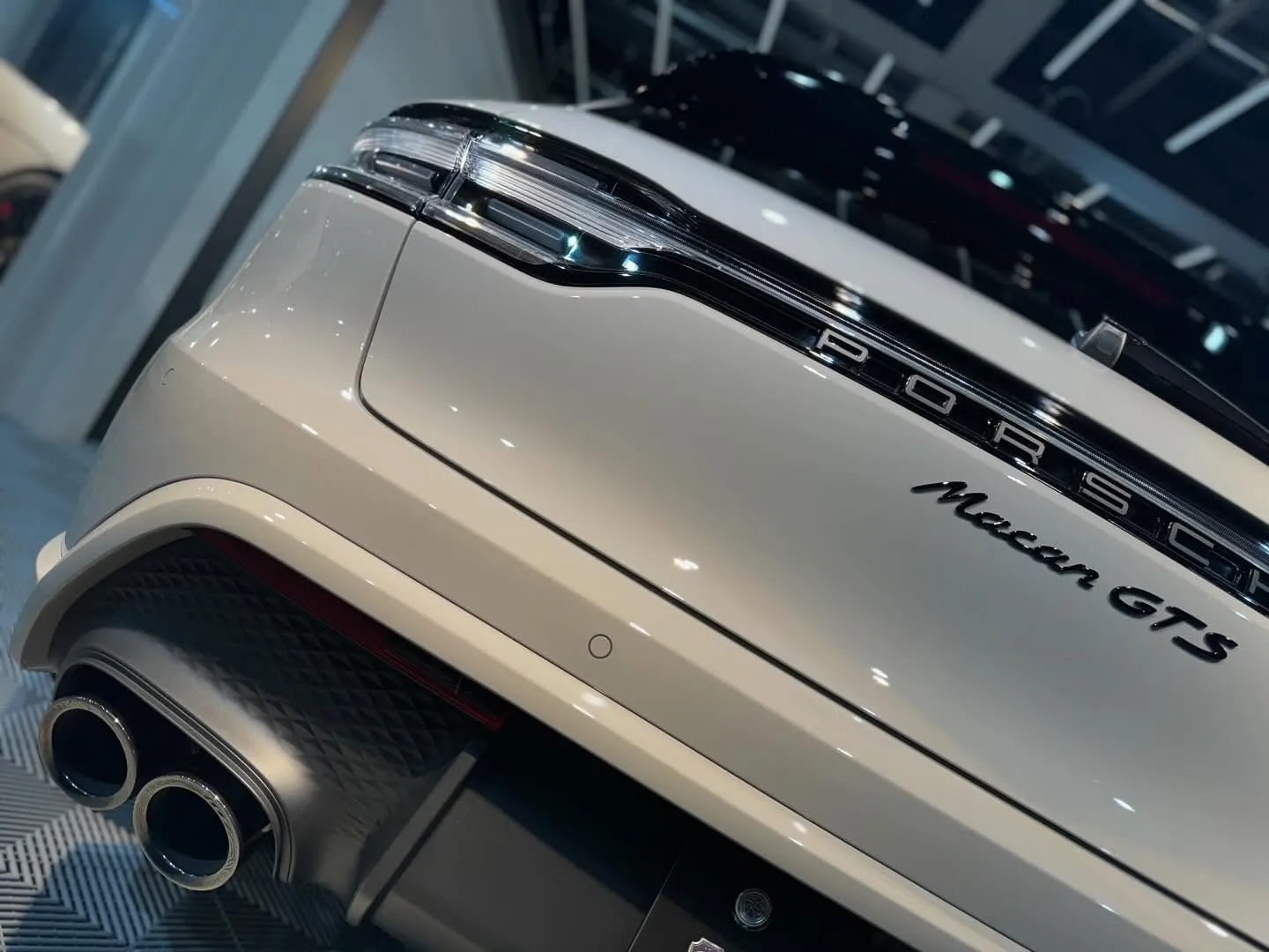 本日は新車マカンGTSのボディコーティング(Hi-MOHS ...