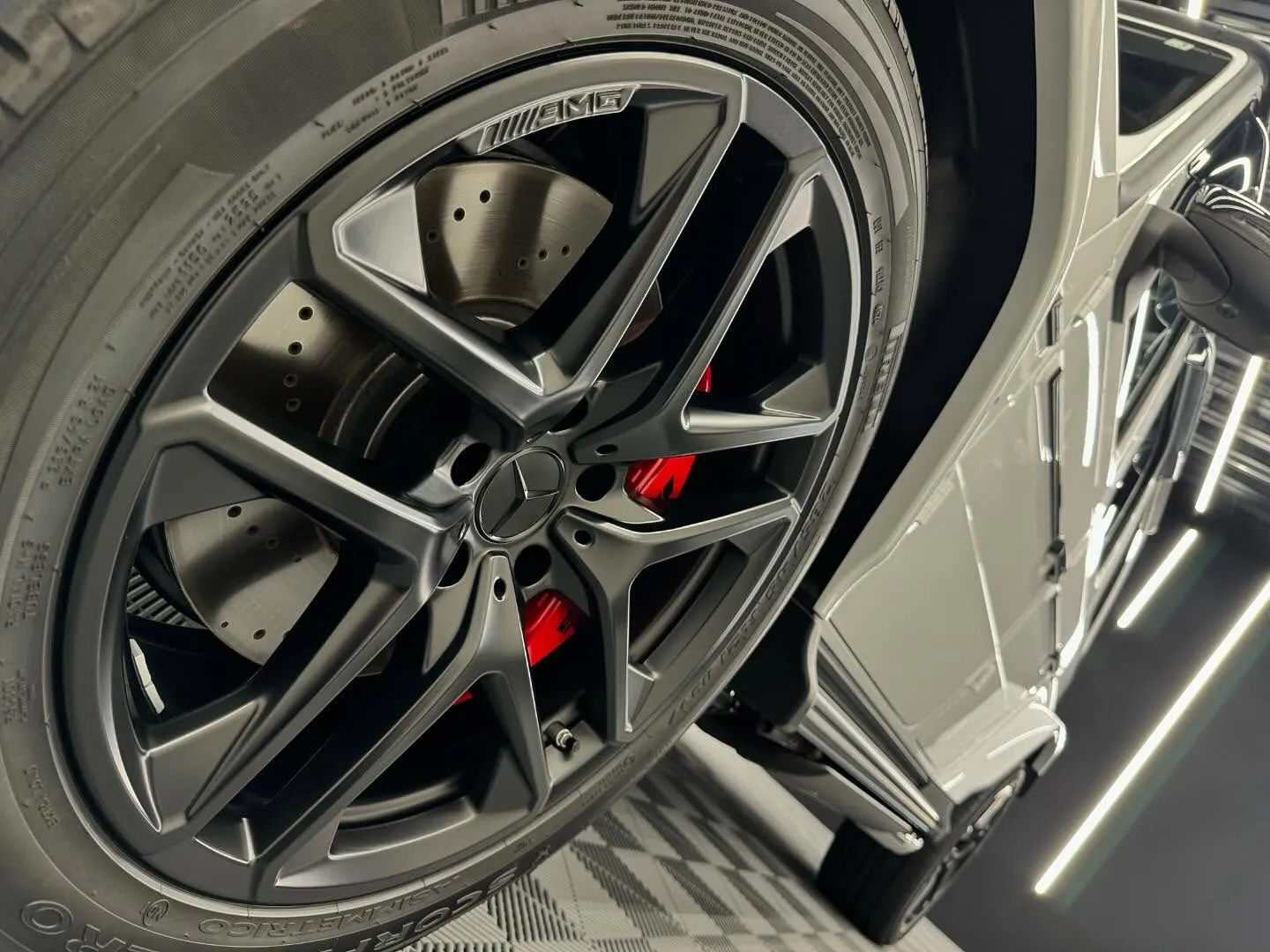 本日はG63AMGのフロント周り、スペアタイヤカバー、その他...