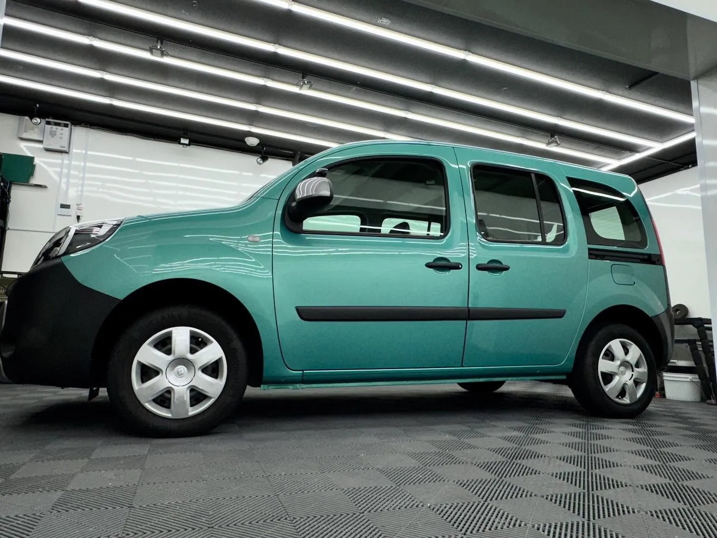 ルノー カングー ボディコーティングと窓ガラス撥水加工のご依...