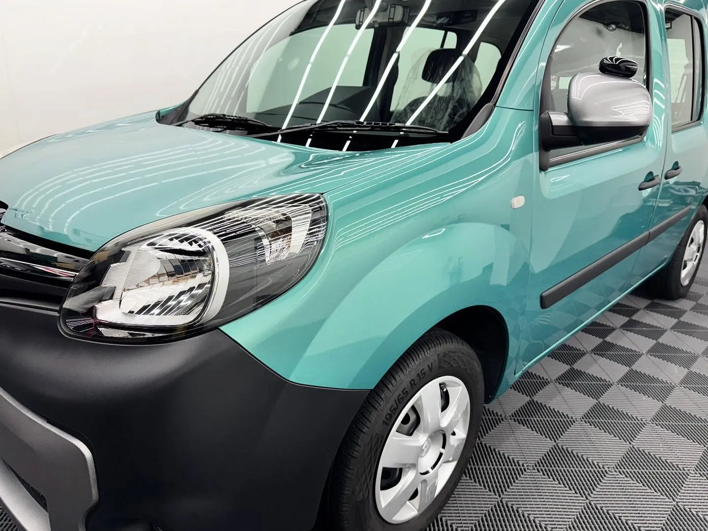 ルノー カングー ボディコーティングと窓ガラス撥水加工のご依...