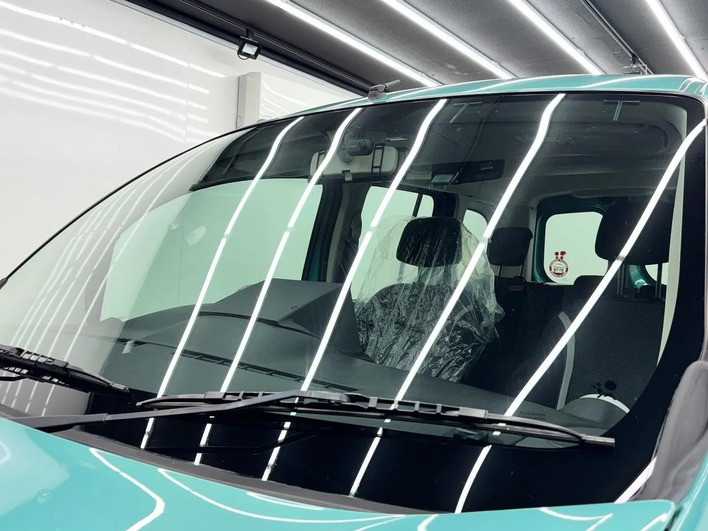 ルノー カングー ボディコーティングと窓ガラス撥水加工のご依...