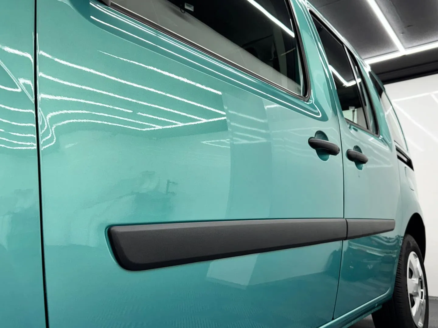 ルノー カングー ボディコーティングと窓ガラス撥水加工のご依...