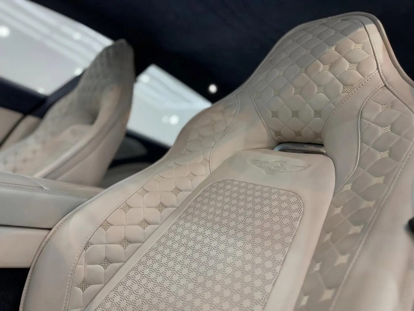 アジアに1台しか存在しないと言われている希少車、アストンマー...