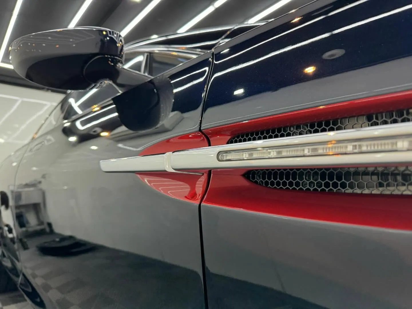 アジアに1台しか存在しないと言われている希少車、アストンマー...