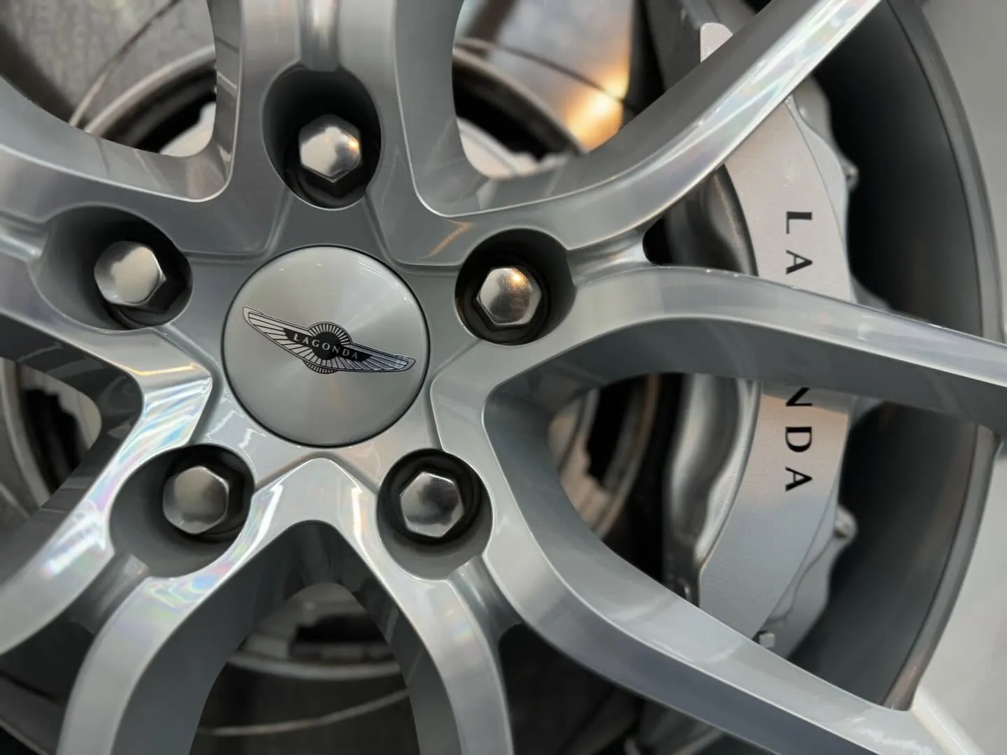 アジアに1台しか存在しないと言われている希少車、アストンマー...