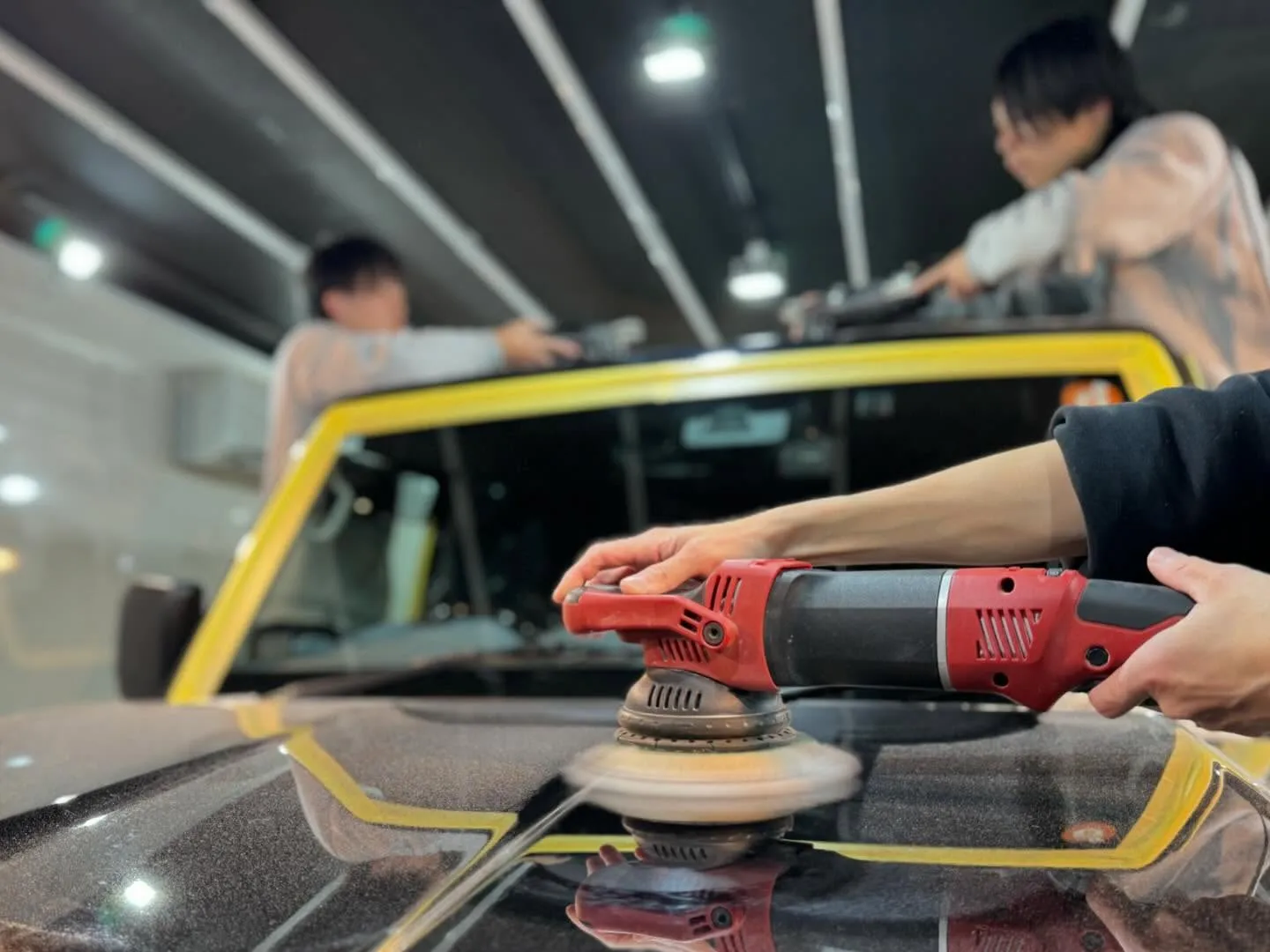 使用過程車トヨタランドクルーザー70のボディ、窓ガラスコーテ...