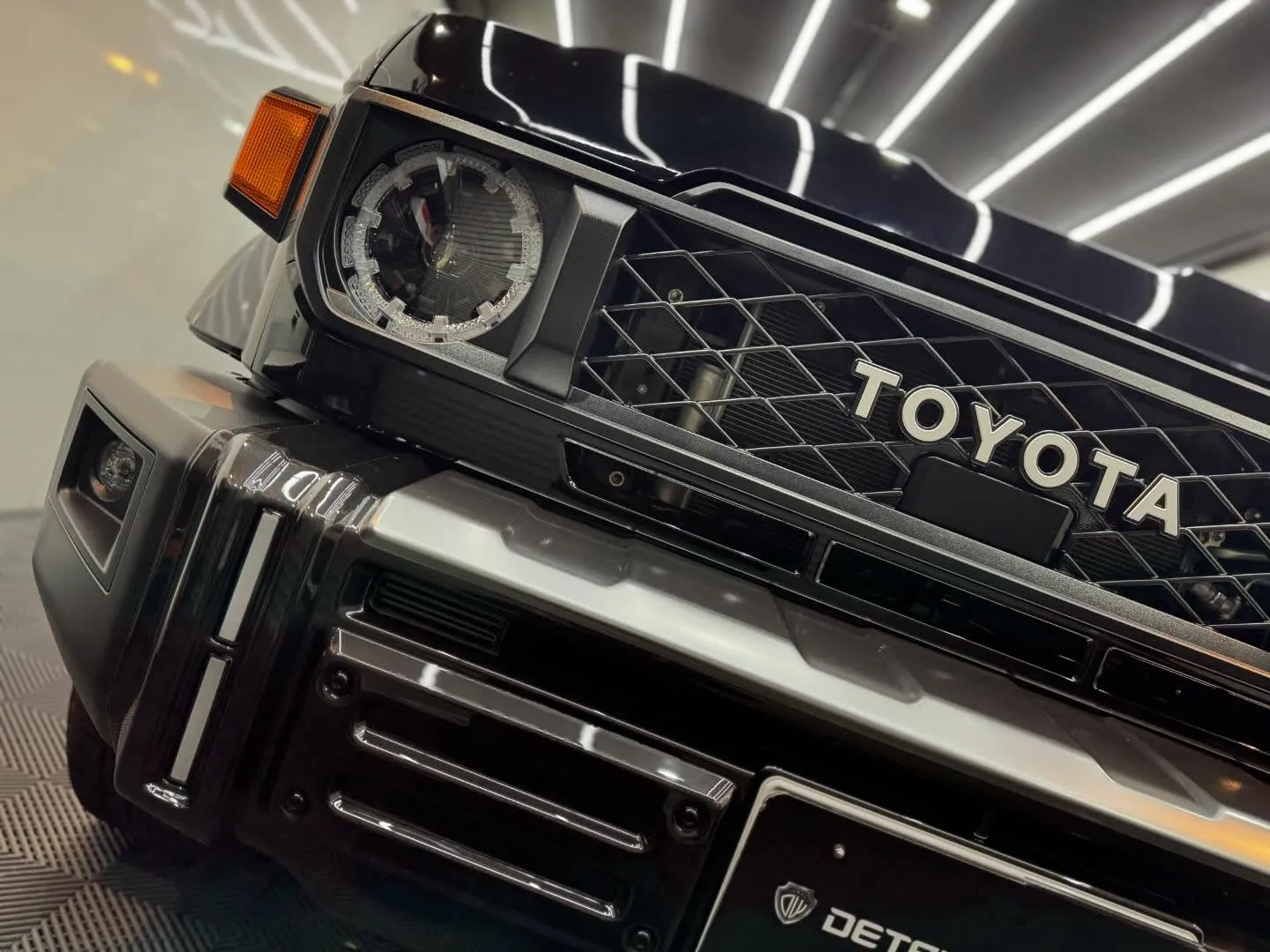 使用過程車トヨタランドクルーザー70のボディ、窓ガラスコーテ...