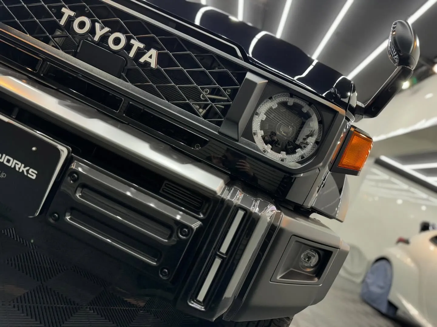 使用過程車トヨタランドクルーザー70のボディ、窓ガラスコーテ...