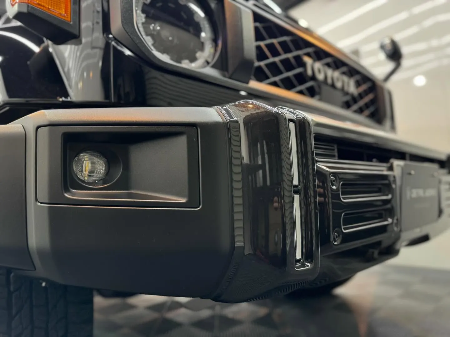 使用過程車トヨタランドクルーザー70のボディ、窓ガラスコーテ...