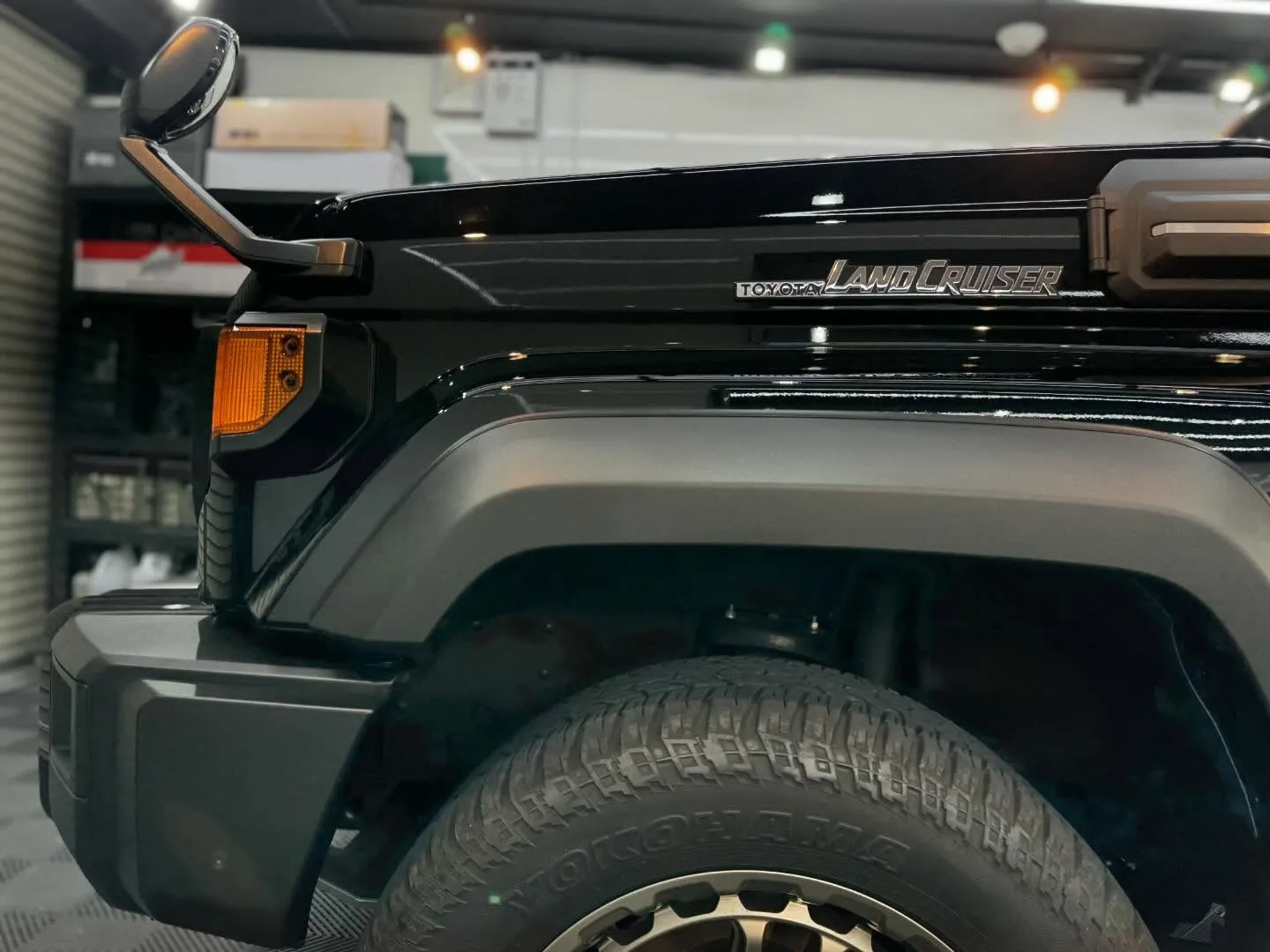 使用過程車トヨタランドクルーザー70のボディ、窓ガラスコーテ...