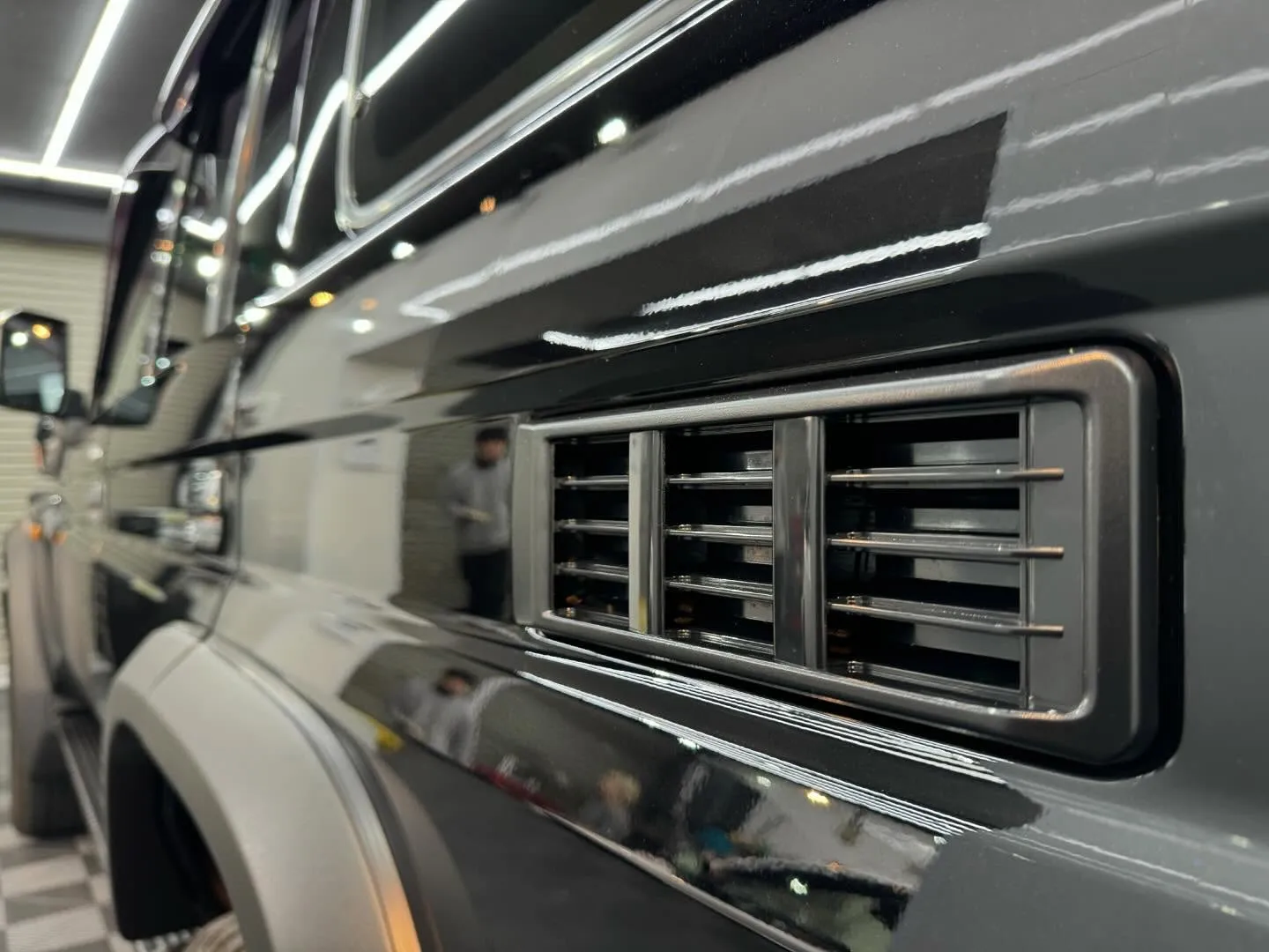 使用過程車トヨタランドクルーザー70のボディ、窓ガラスコーテ...