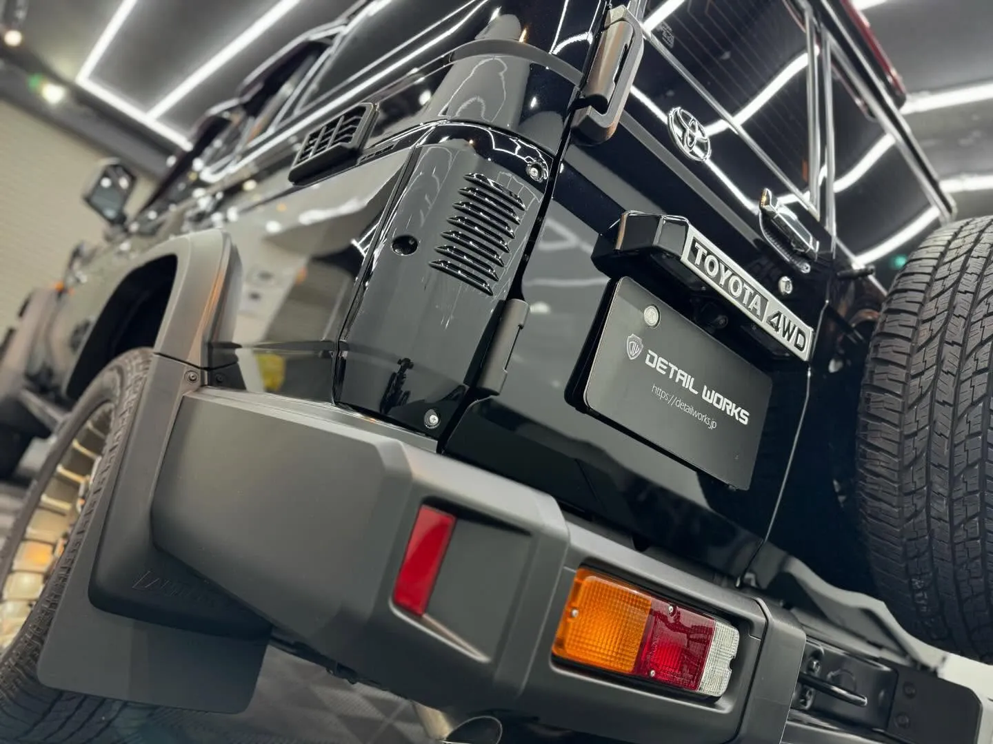 使用過程車トヨタランドクルーザー70のボディ、窓ガラスコーテ...