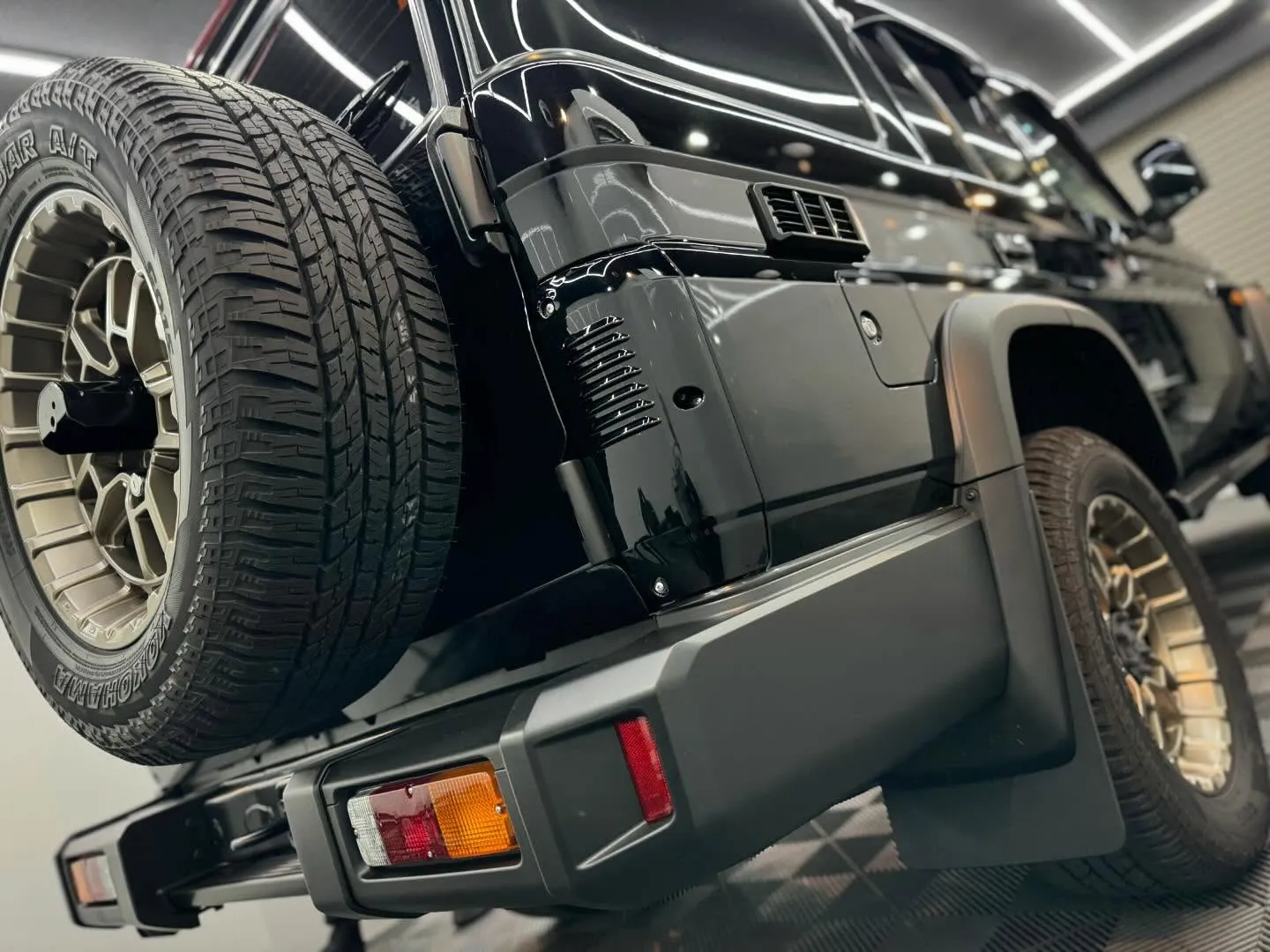 使用過程車トヨタランドクルーザー70のボディ、窓ガラスコーテ...