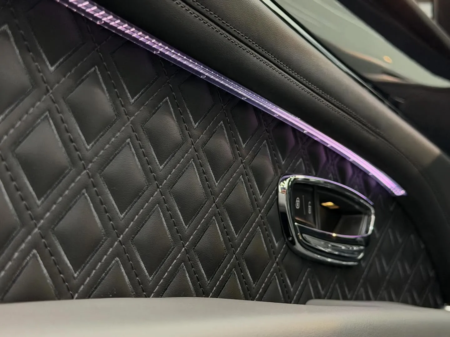 新車ベントレー ベンテイガのボディフルプロテクションとシート...