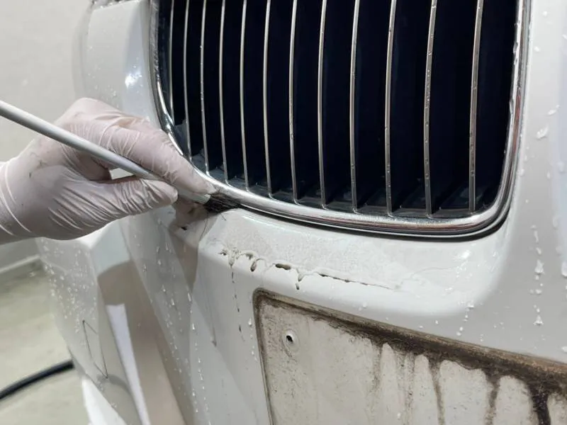 BMW325iのヒンジ汚れや細部洗浄