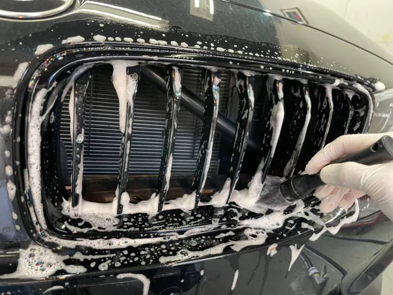 車のプレ洗浄と黒ずみやシリカスケールの除去