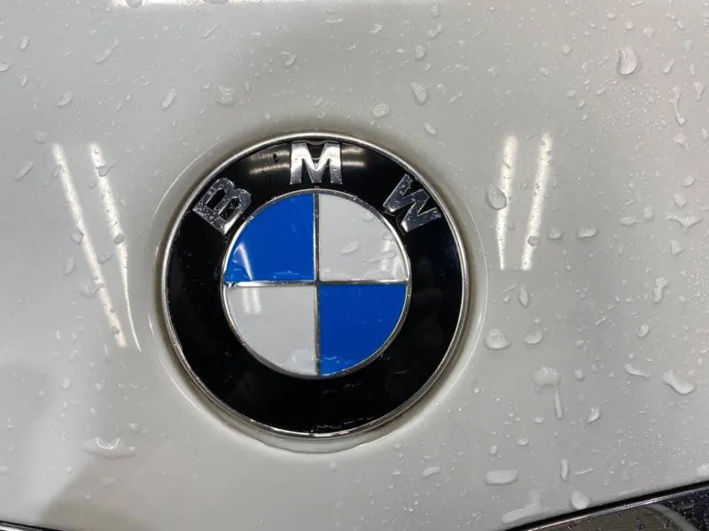 BMW325iのエンブレムの溝の汚れ