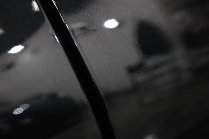 車のドアエッジへのプロテクションフィルムを行う東京の施工店