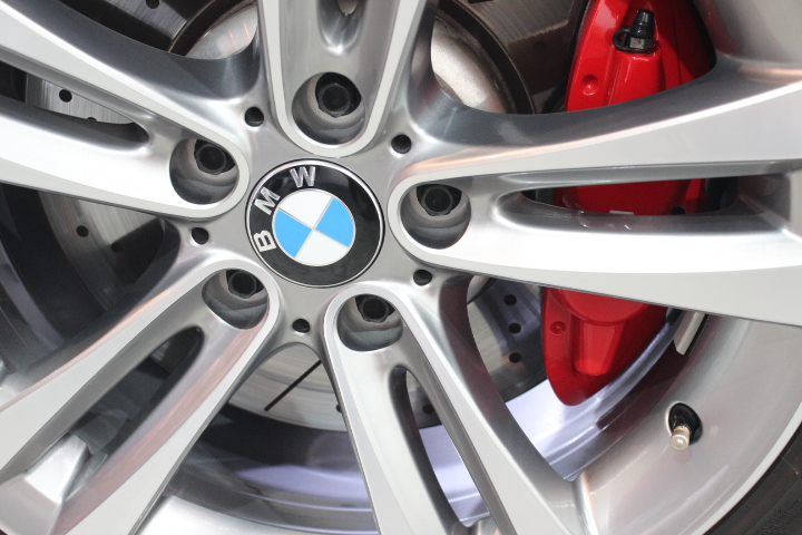 BMWホイールのクリーニングと硬化型ホイールコーティング