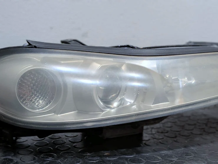 日産 S15 シルビアのヘッドライト施工前。レンズが黄ばんで白濁し、内部がほとんど見えない