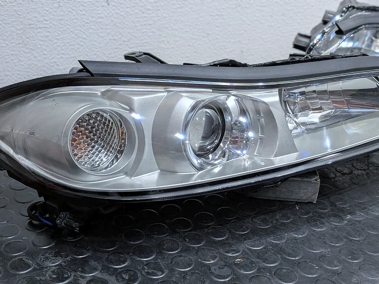 日産 S15 シルビアのヘッドライト施工後。レンズが透明になり、ウインカーとプロジェクターレンズがはっきり見える