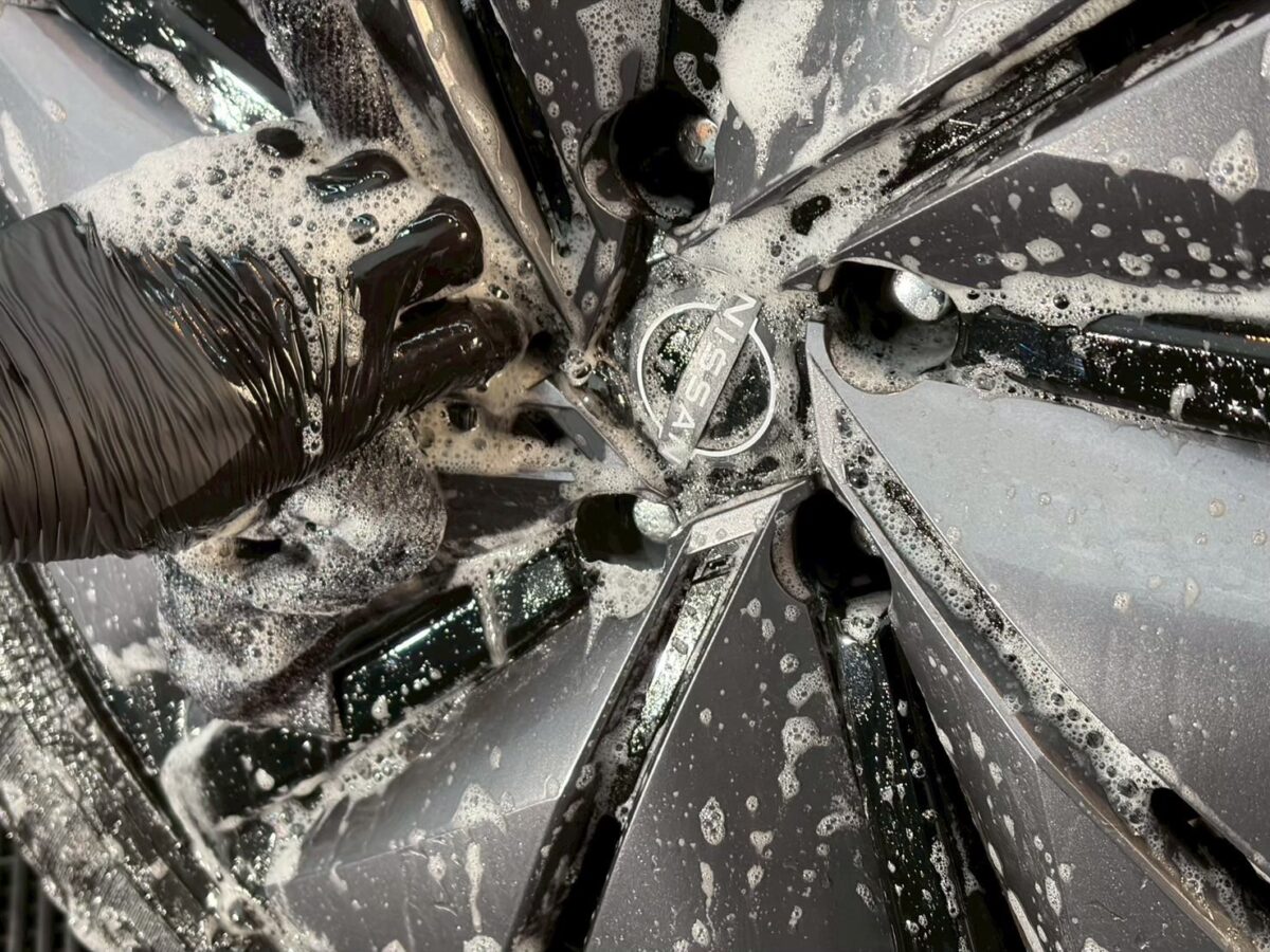 日産アリア　ホイール洗浄