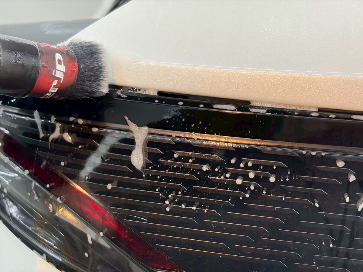 日産アリア　細部クリーニング