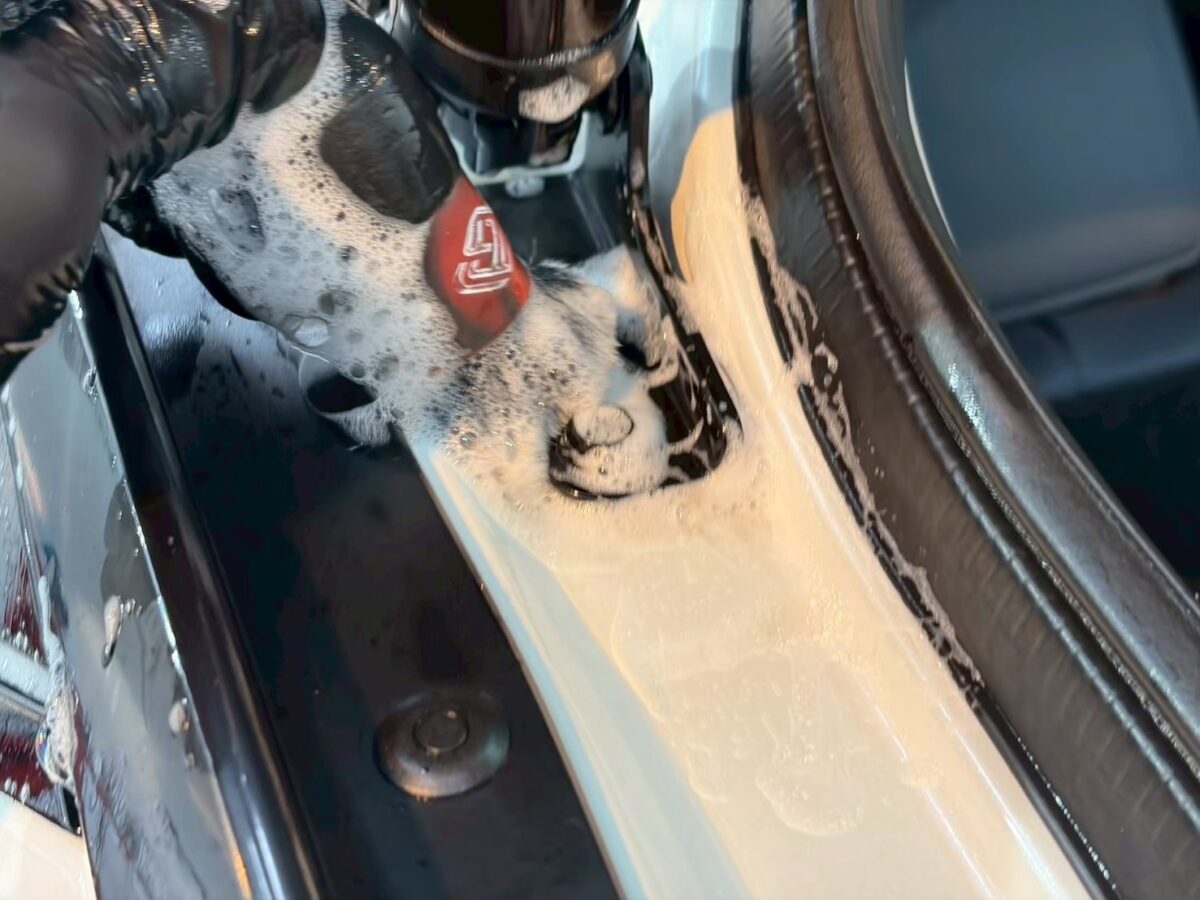 日産アリア　細部クリーニング