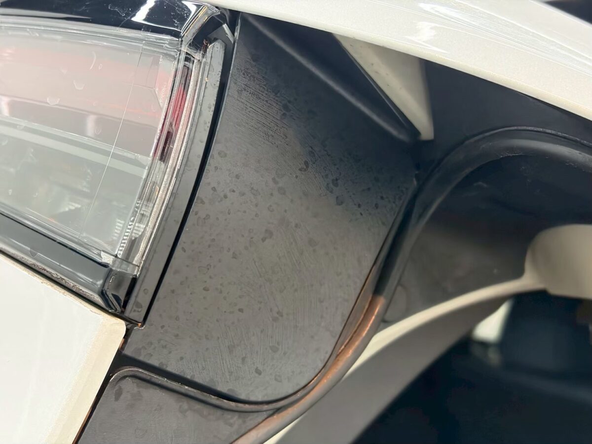 日産アリア　テールランプ　水道水跡